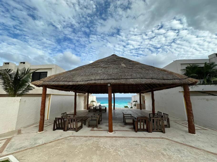 Amazing Beachfront Apartment Cancún Exterior foto